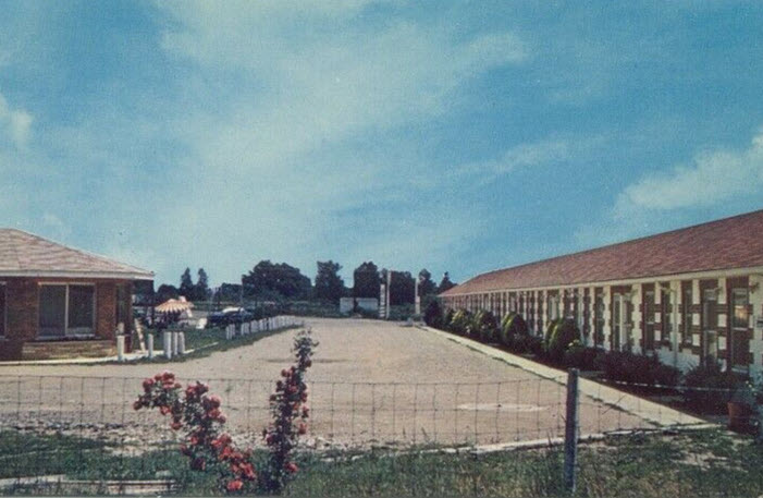 Belle Center Motel (De Swan Village Motor Inn) - Old Postcard